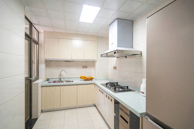 96㎡現代簡約三居室，原木風軟裝打造出日系現代簡約生活的優雅與舒適